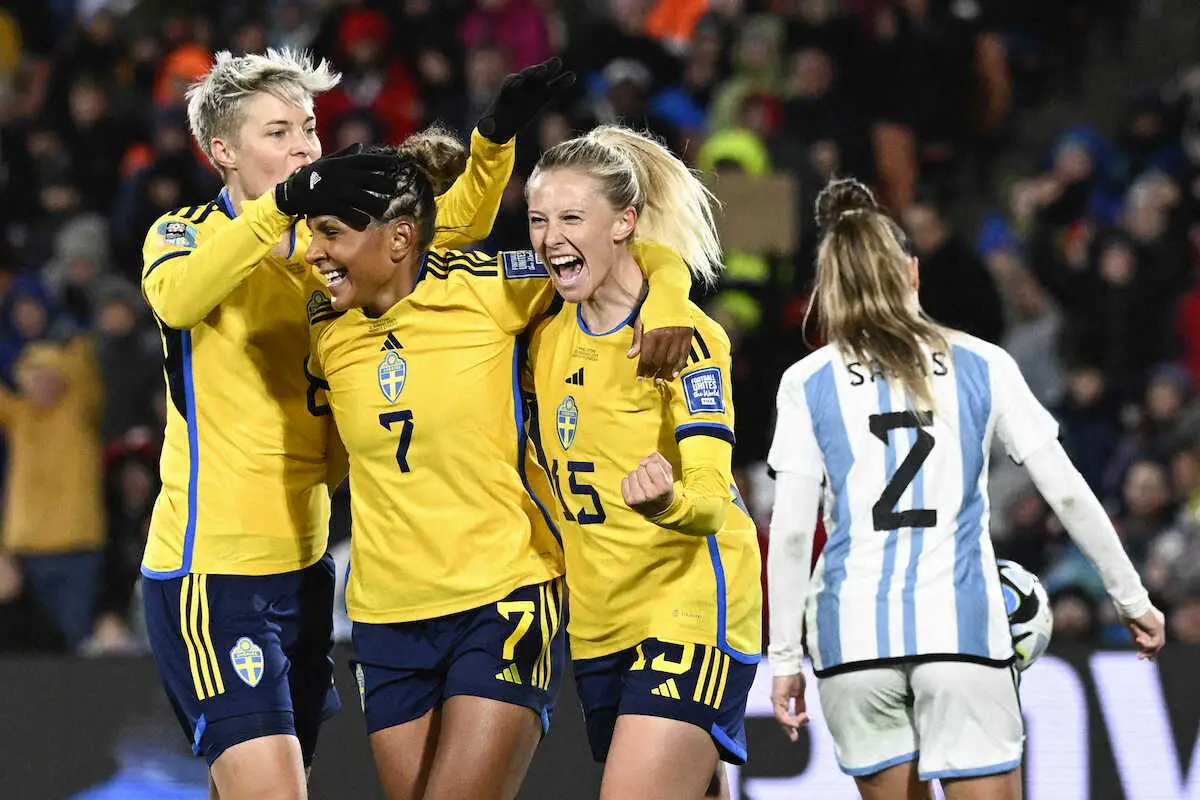 ＜女子W杯1次リーグG組＞アルゼンチン戦で先制ゴールを決め喜ぶFWブロンクビスト（中央右）らスウェーデン代表イレブン（AP）