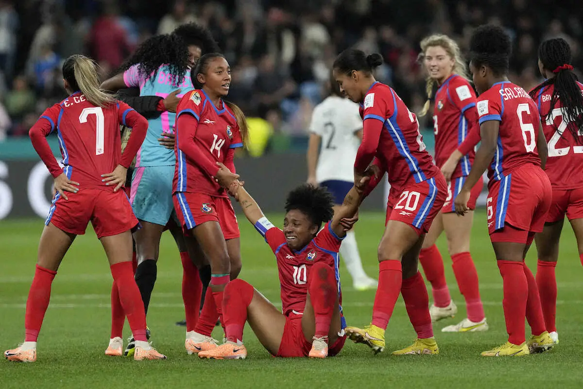 ＜女子W杯1次リーグF組＞フランス戦で先制ゴールを決め、大号泣するパナマ代表FWコックス（中央下）。これが同国代表記念すべきW杯初得点となった（AP）