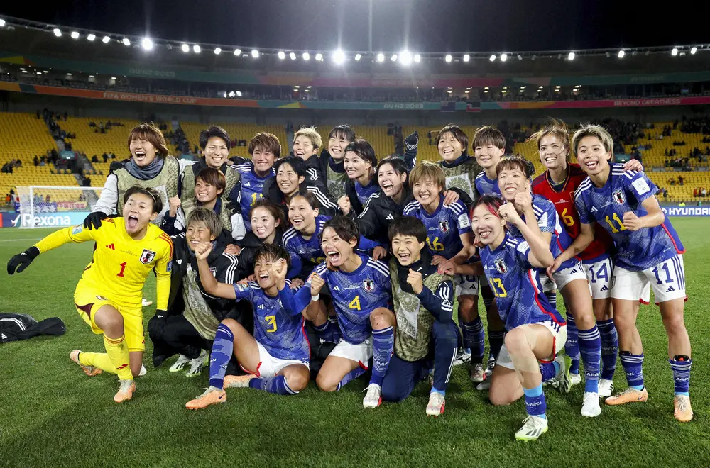 女子W杯1次リーグ3連勝で決勝トーナメント進出を決め喜ぶなでしこジャパンイレブン