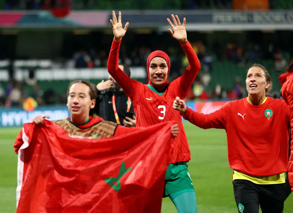 女子W杯初出場ながら決勝トーナメント進出を決め、喜ぶDFベンジナ（中央）らモロッコ代表イレブン（ロイター）