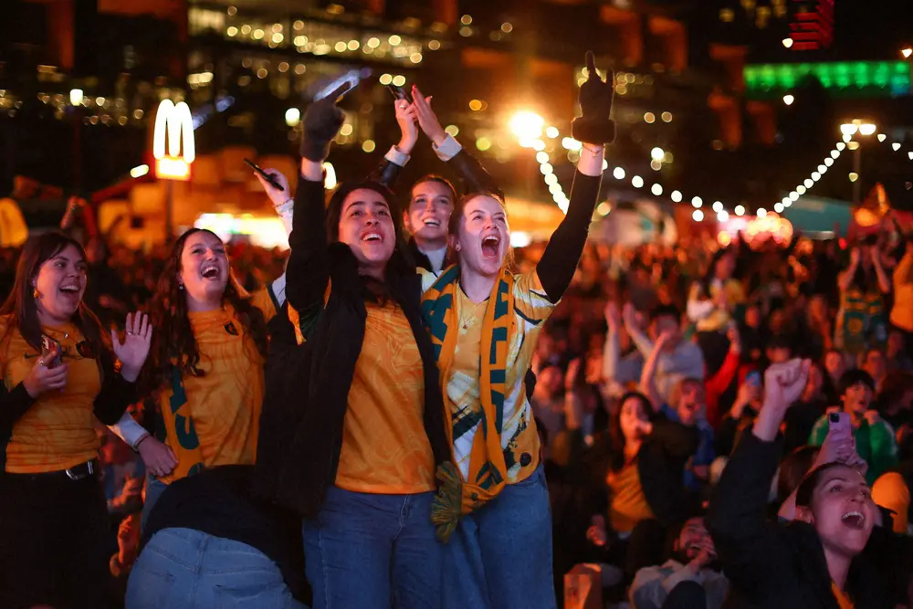 女子W杯開催中のオーストラリアは大盛り上がり。大勢のサポーターが試合を生中継するオーロラビジョンの前で“お祭り騒ぎ”となった（ロイター）