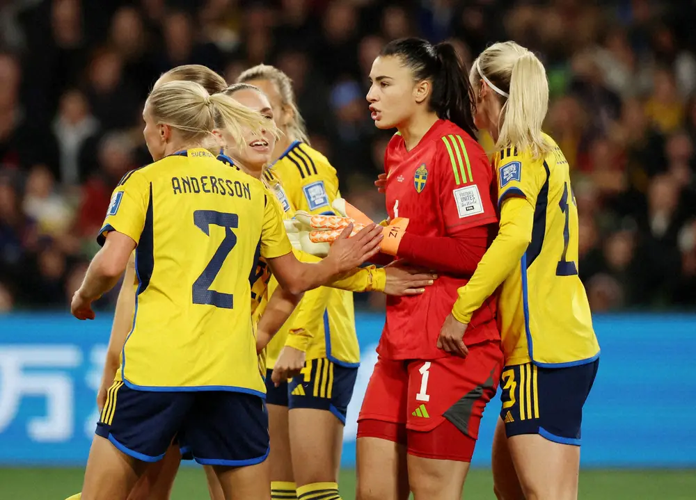 ＜女子W杯決勝トーナメント1回戦　スウェーデン・米国＞前半からファインセーブ連発でチームメートから感謝されるスウェーデン代表GKムショビッチ（右から2人目）（ロイター）
