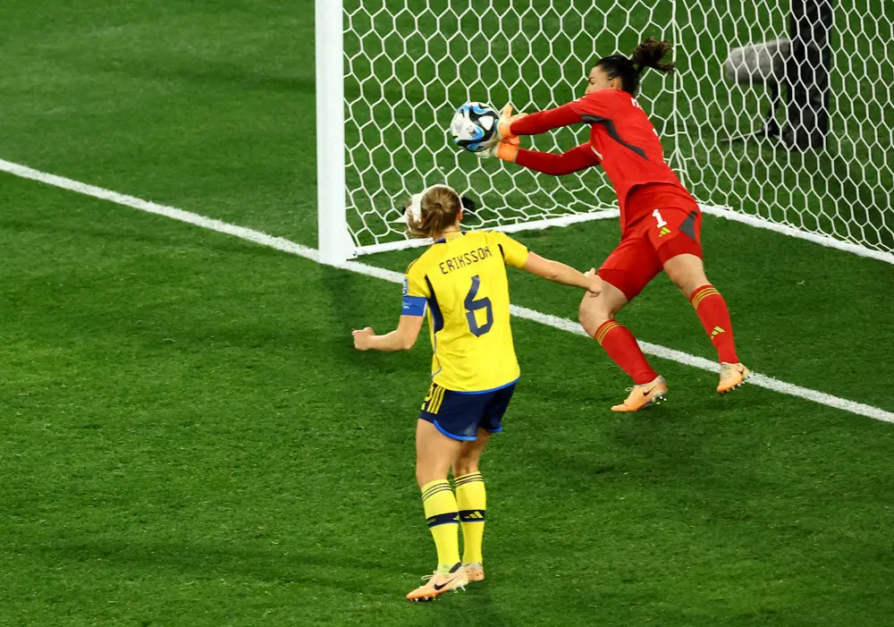 ＜女子W杯決勝トーナメント1回戦　スウェーデン・米国＞後半、FWモーガンのシュートを防ぐスウェーデン代表GKムショビッチ（右）（ロイター）