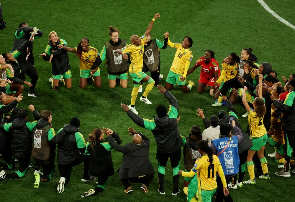 女子W杯史上初の決勝トーナメント進出を決め喜ぶジャマイカ代表イレブン。ブラジルを1次L敗退に追い込み、世界に衝撃を与えた（ロイター）