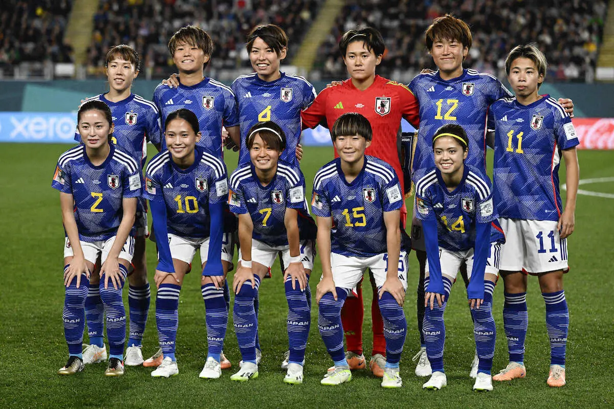 ＜日本・スウェーデン＞試合前の記念撮影に臨む、なでしこジャパンイレブン（AP）