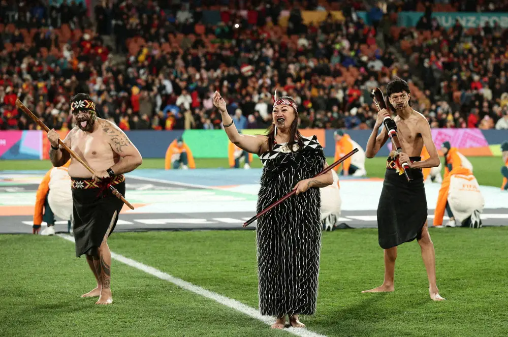 女子W杯オーストラリア・ニュージーランド大会で試合前にパフォーマンスを披露する“マオリ族”の方々（ロイター）