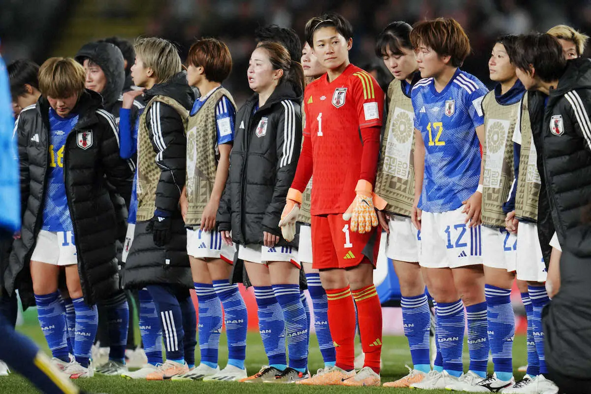 ＜日本・スウェーデン＞8強で涙…。試合に敗れ整列する熊谷（右端）ら、なでしこイレブン（AP）