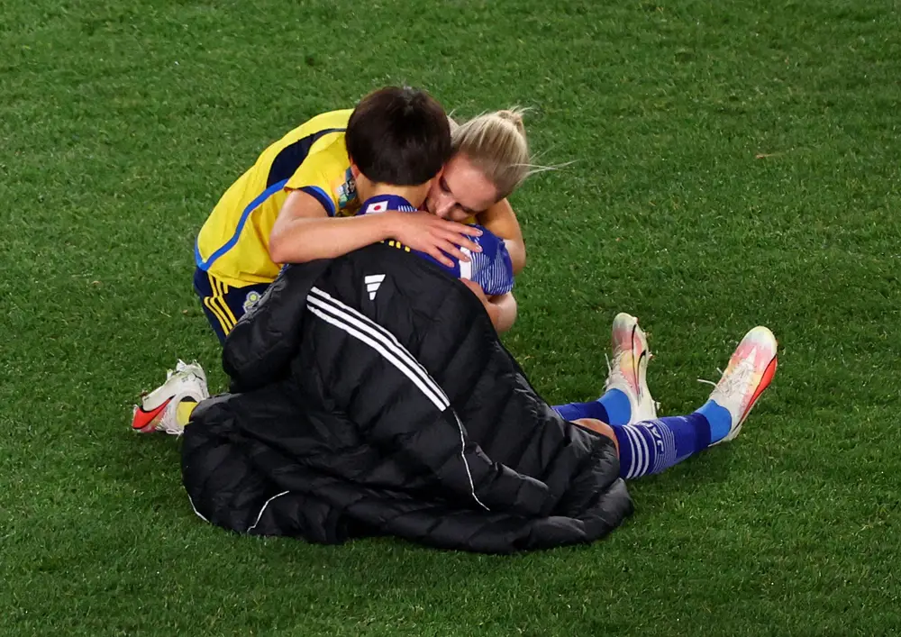 【女子W杯】泣き崩れる浜野を慰めた!スウェーデン選手の“気遣い”が反響「2人の友情に感激」