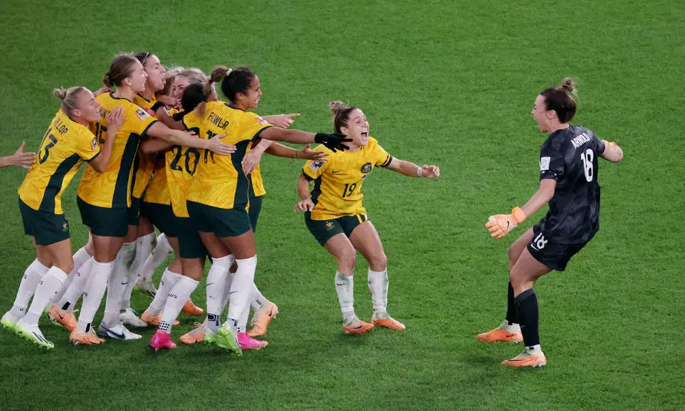 ＜女子W杯準々決勝　オーストラリア・フランス＞PK戦大活躍のGKアーノルド（右端）はオーストラリア代表イレブンと喜び合う（ロイター）