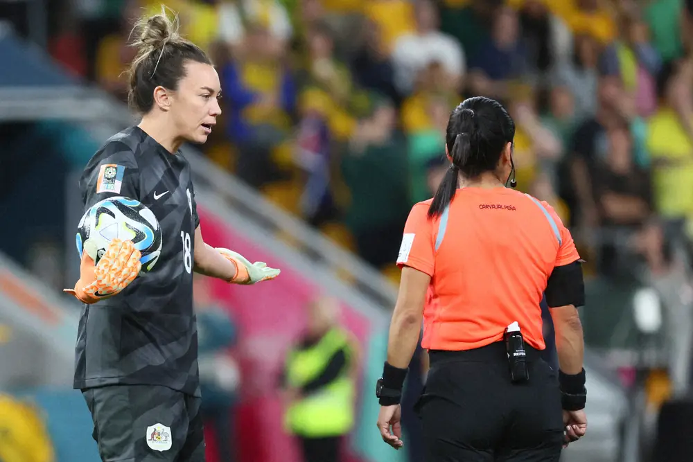 ＜女子W杯準々決勝　オーストラリア・フランス＞PK戦でシュートを防ぐもVAR判定で蹴り直しとなり、抗議するオーストラリア代表GKアーノルド（AP）