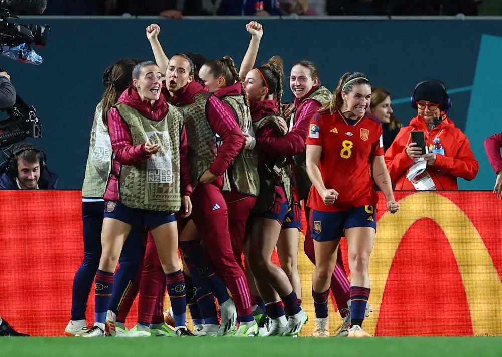 ＜女子W杯準決勝　スペイン・スウェーデン＞後半、ゴールが決まり喜びを爆発させるスペイン代表イレブン（ロイター）