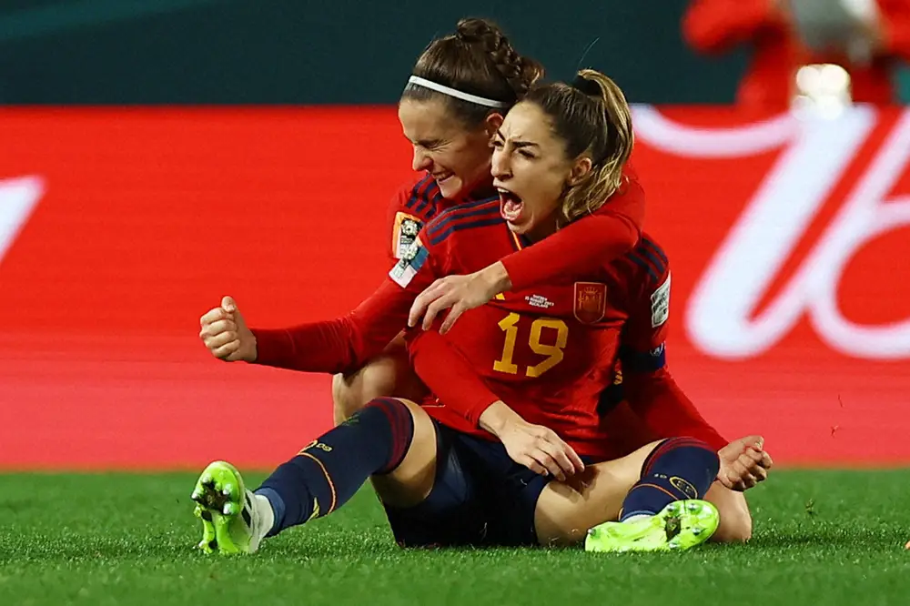 ＜女子W杯準決勝　スペイン・スウェーデン＞後半、決勝ゴールを決め喜ぶスペイン代表DFカルモナ（手前）（ロイター）