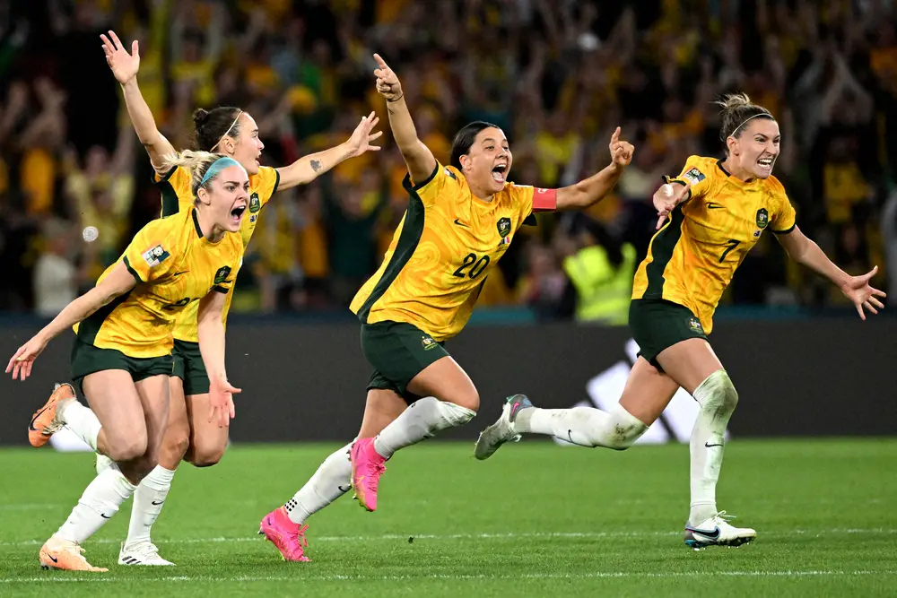 女子W杯初の準決勝進出を決め、喜びを爆発させるオーストラリア代表FWカー（中央）（AP）
