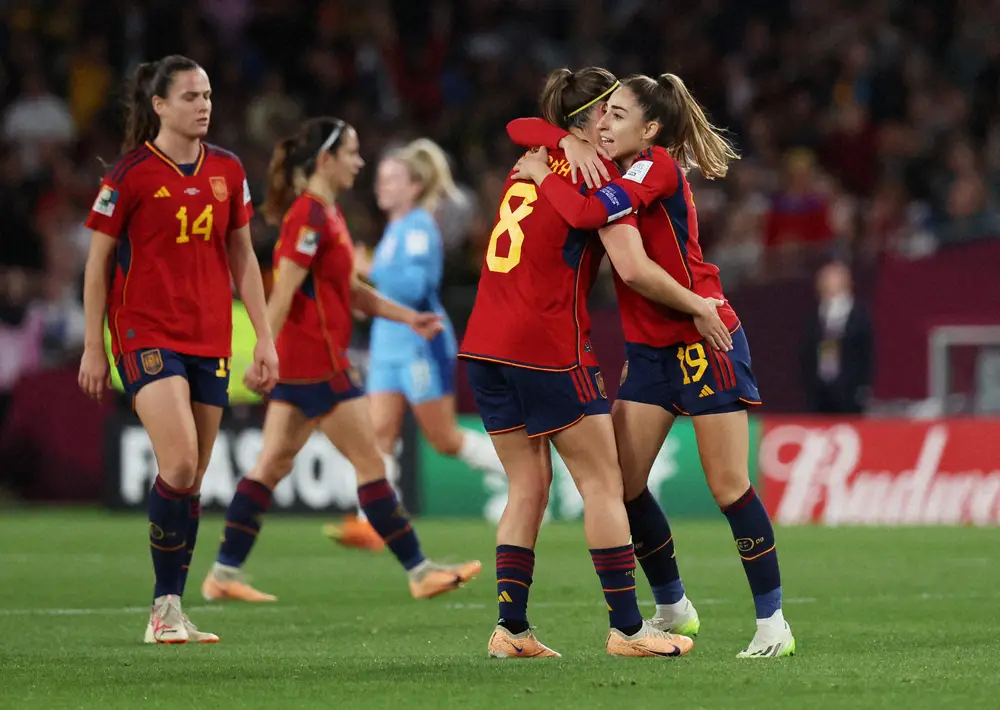 ＜女子W杯決勝　スペイン・イングランド＞前半、先制ゴールを決めたスペイン代表DFカルモナ（右）は、アシストしたMFカルデンティと抱き合って喜び合う（ロイター）