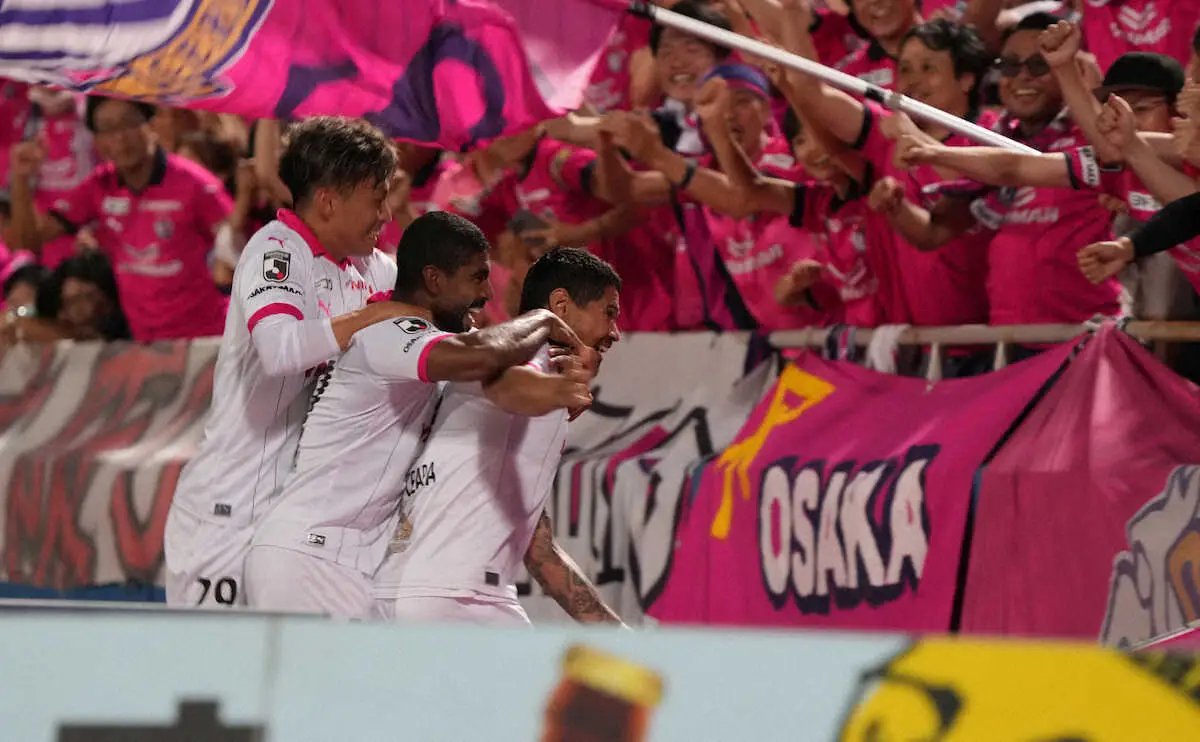 ＜横浜FC・C大阪＞後半4分、ヘディング，シュートを決めるC大阪のレオ・セアラ（右端）はイレブンから祝福される