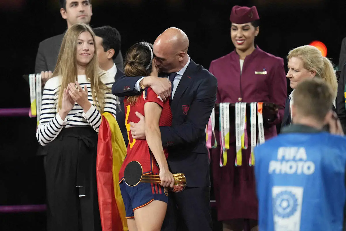 女子W杯優勝選手の唇にキスしたスペイン連盟会長が謝罪　批判への反論から一転