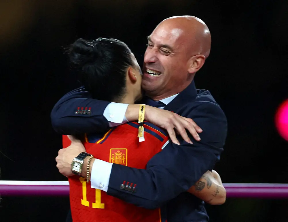 女子W杯表彰式で金メダルを授与されたスペイン代表FWエルモソ（左）を抱きしめるスペインサッカー連盟のルビアレス会長（ロイター）