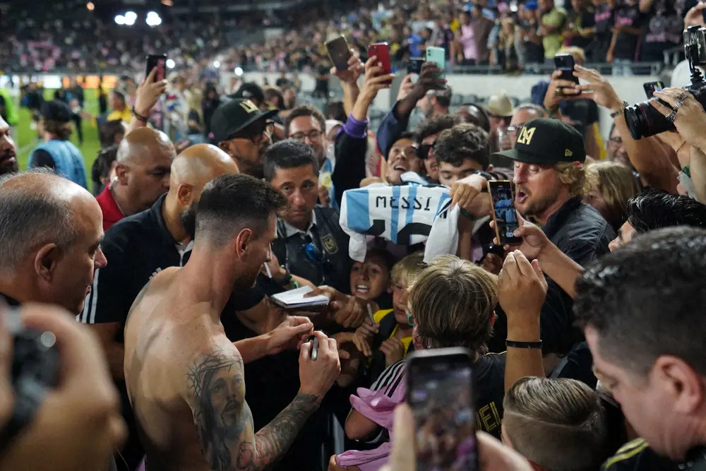 ＜メジャーリーグサッカー　ロサンゼルス・マイアミ＞試合後、大勢のファンに取り囲まれるマイアミのアルゼンチン代表FWメッシ（左手前）（ロイター）