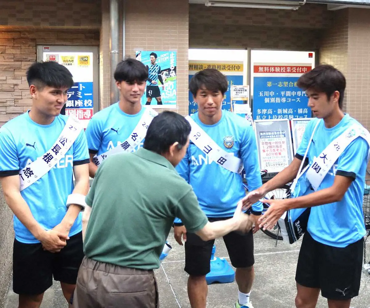 川崎Fの新人研修の一環として地元商店街で挨拶する（左から）DF松長根、MF名願、FW山田、MF大関