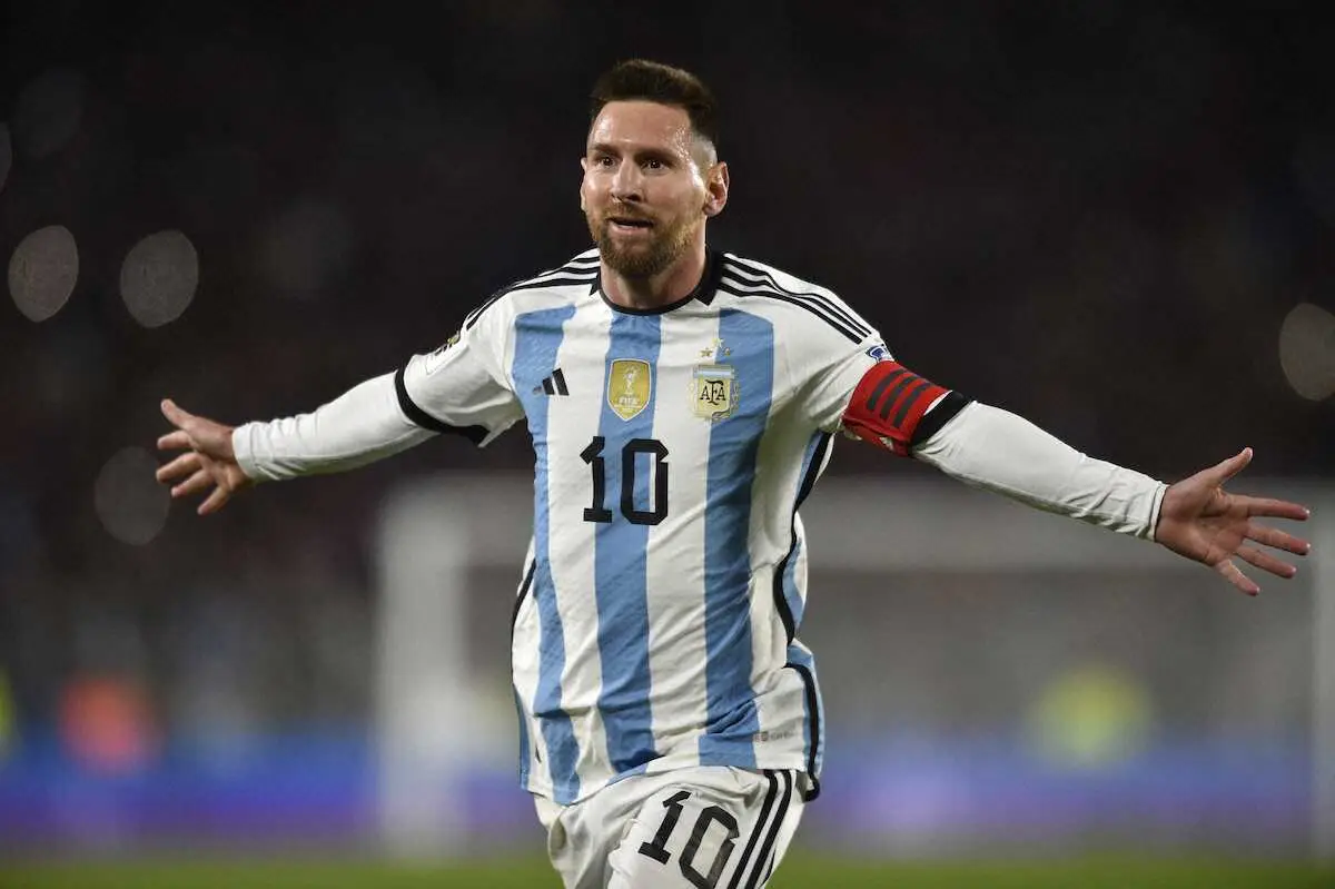 ＜アルゼンチン・エクアドル＞フリーキックで直接ゴールを決めて喜ぶアルゼンチン・メッシ（AP）