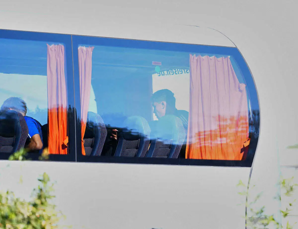 練習場にバスで到着した遠藤（右）。“キングシート”に座っていた（撮影・小海途　良幹）