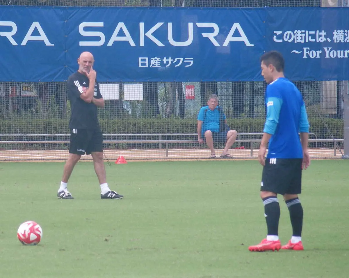 MF南泰煕（右）のシュート練習を見守る横浜のマスカット監督