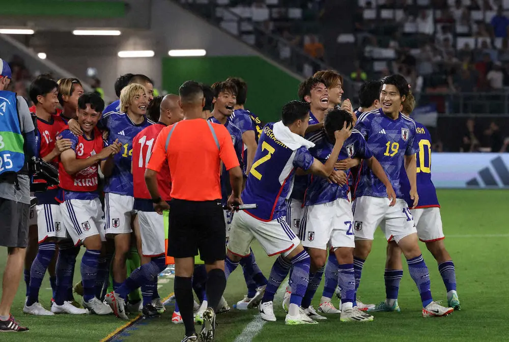 ＜日本・ドイツ＞後半、田中（右から6人目）のゴールを喜ぶ日本代表イレブン（撮影・小海途　良幹）