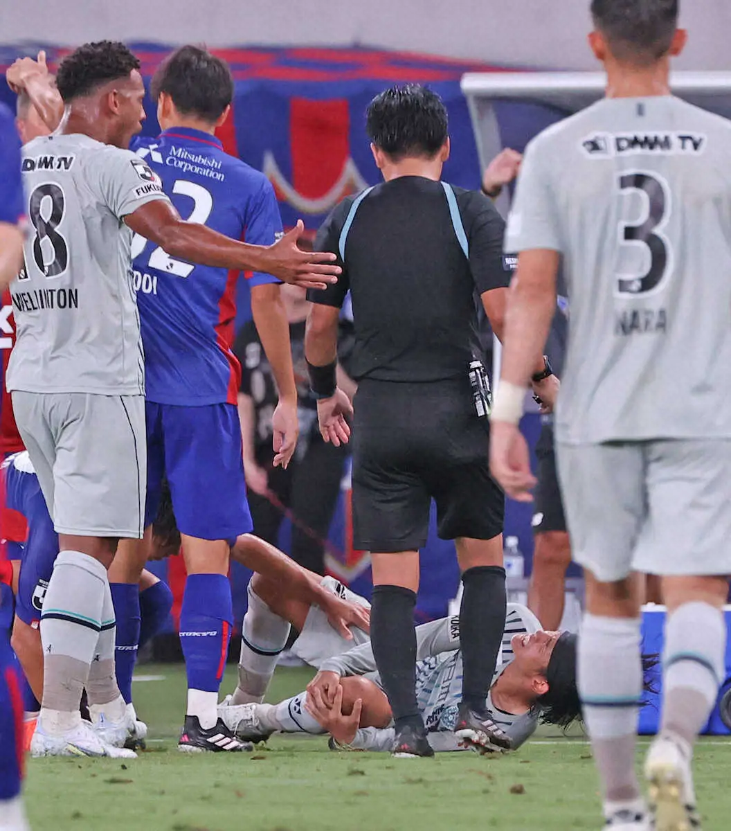 6日のFC東京戦で負傷し、左膝を押さえた福岡・佐藤（下）