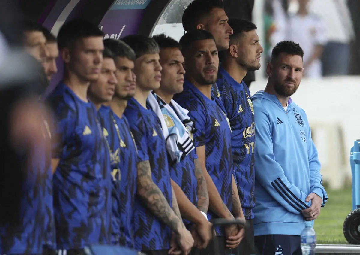 ＜アルゼンチン・ボリビア＞欠場したアルゼンチンのメッシ（一番右）だがチームメイトとともにベンチで並んだ（AP）