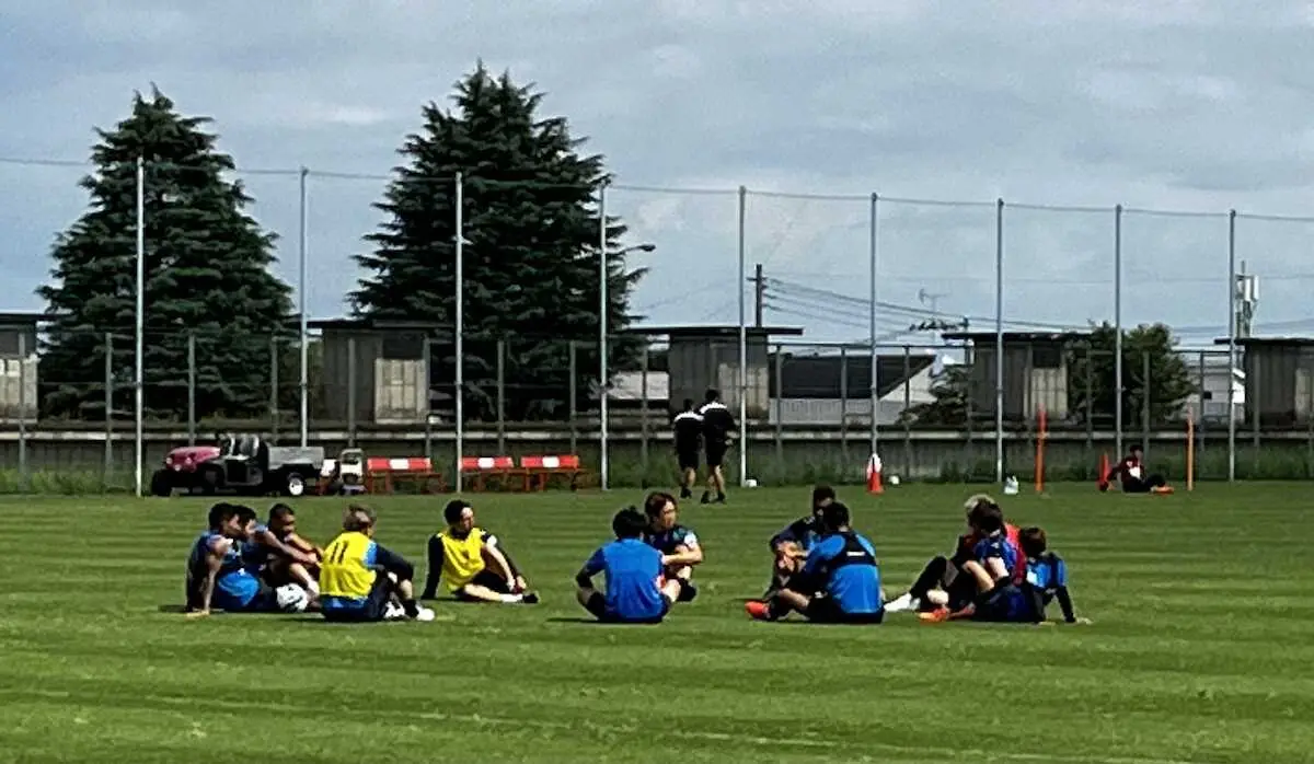 横浜FC、J1残留へ主力組が青空ミーティング。ベテランDF武田も参加し、守備のやり方などを再確認