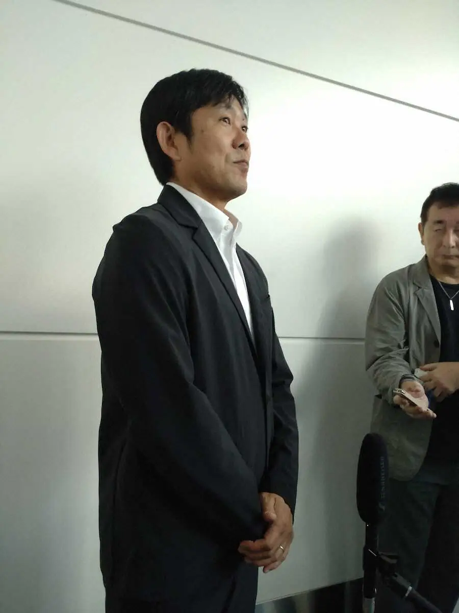 羽田空港で取材に応じる日本代表の森保監督