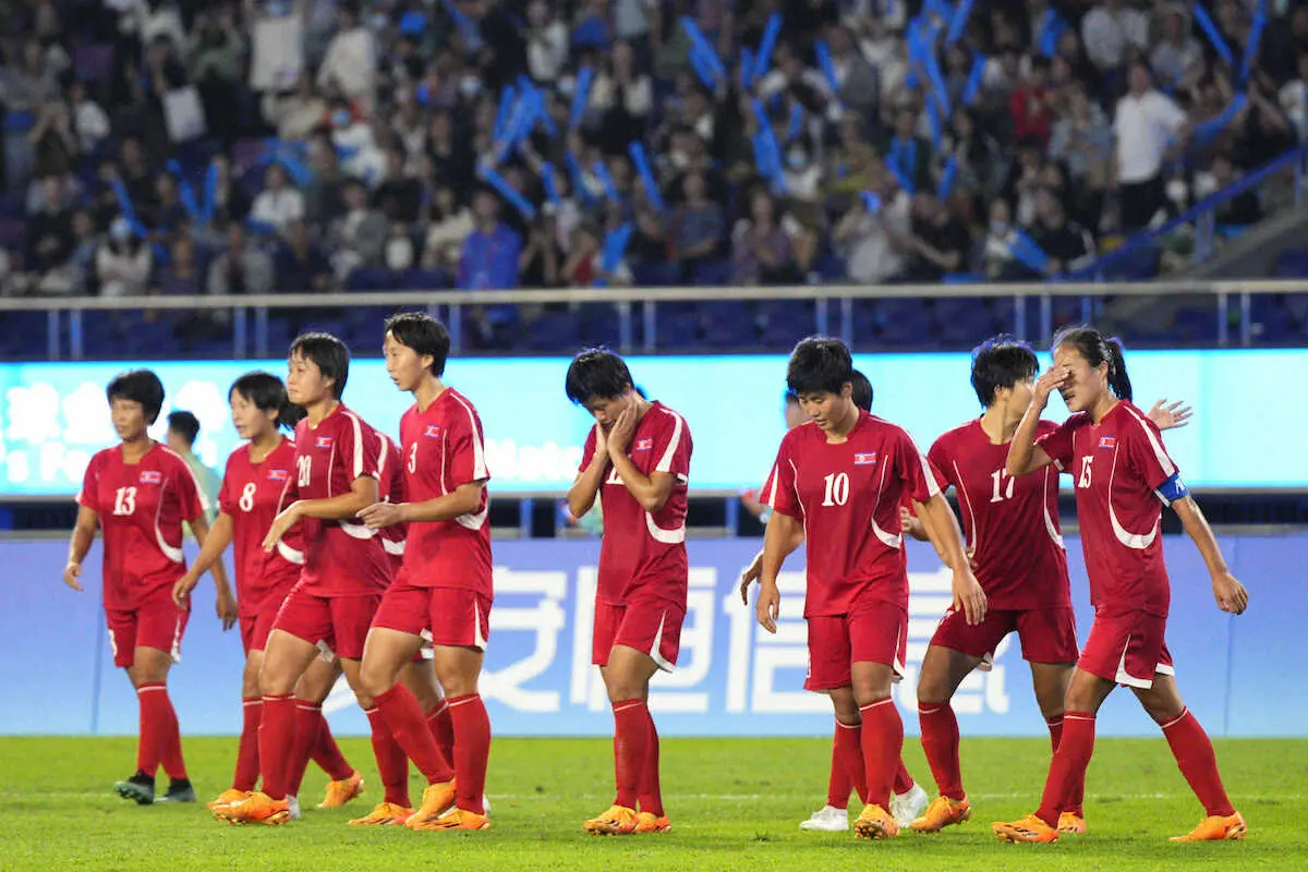 ＜アジア大会女子サッカー決勝　日本・北朝鮮＞日本に敗れ準優勝に終わり落胆する北朝鮮代表イレブン（AP）