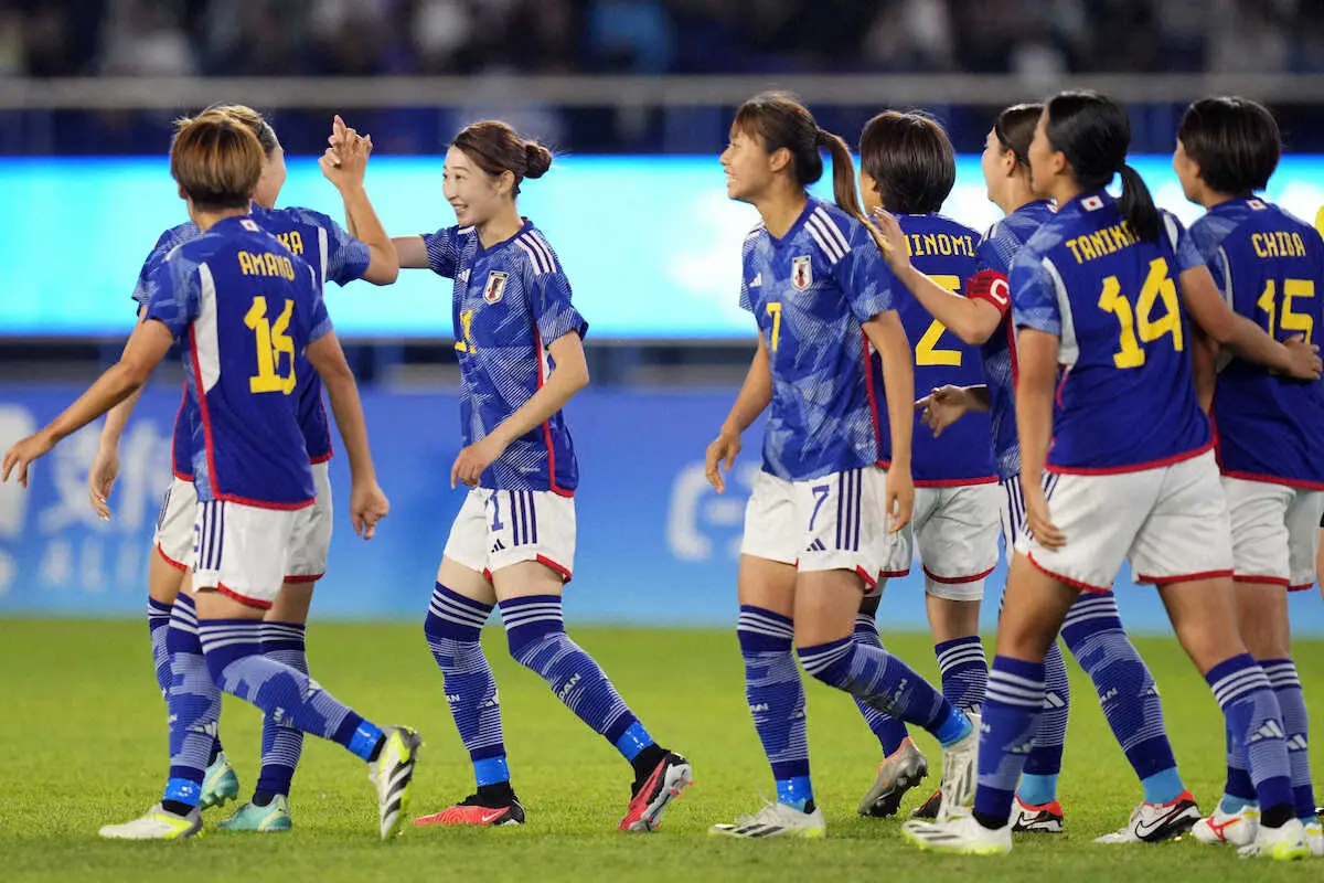 ＜アジア大会女子サッカー決勝　日本・北朝鮮＞前半、中嶋（左から3人目）が先制ゴールを決め喜ぶ日本代表イレブン（AP）