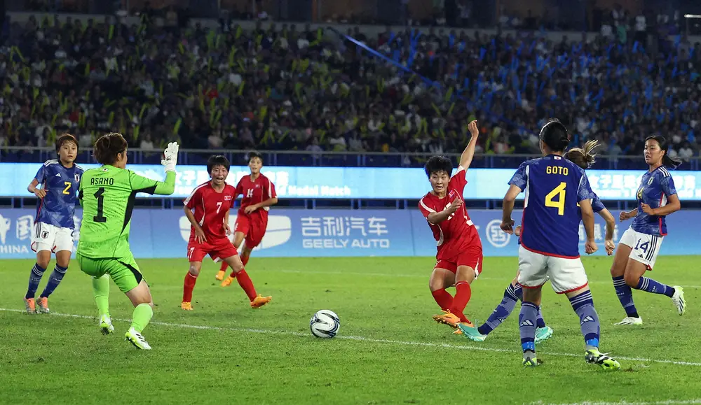 ＜アジア大会女子サッカー決勝　日本・北朝鮮＞前半、日本はFWキム・キョンヨン（中央右）に同点ゴール決められる（ロイター）