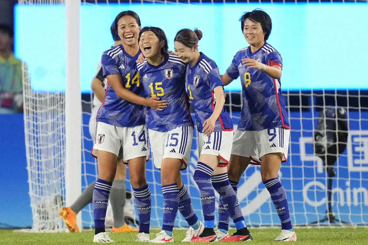 ＜アジア大会女子サッカー決勝　日本・北朝鮮＞後半、ゴールを決め喜ぶ千葉（左から2人目）ら日本代表イレブン（AP）