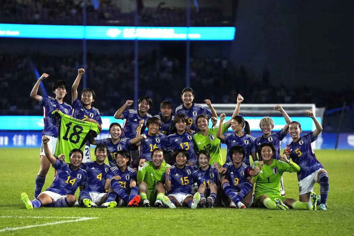 ＜アジア大会女子サッカー決勝　日本・北朝鮮＞史上初の連覇を達成し喜ぶ女子日本代表イレブン（AP）