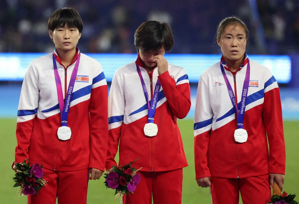 ＜アジア大会女子サッカー決勝　日本・北朝鮮＞日本に敗れ銀メダルとなった北朝鮮代表イレブンは表彰式で涙する選手もいた（ロイター）