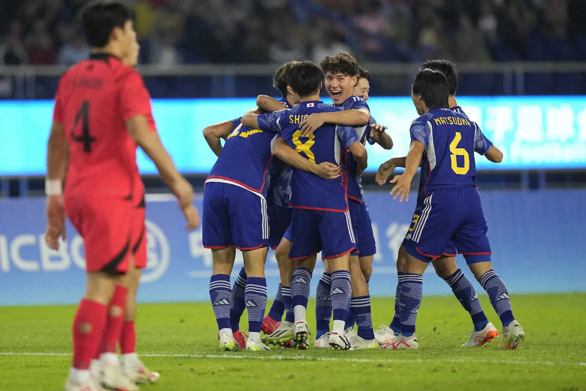 ＜杭州アジア大会男子サッカー決勝　U22日本―U24韓国＞前半開始早々に先制ゴールが決まり喜ぶU22日本代表イレブン（AP）