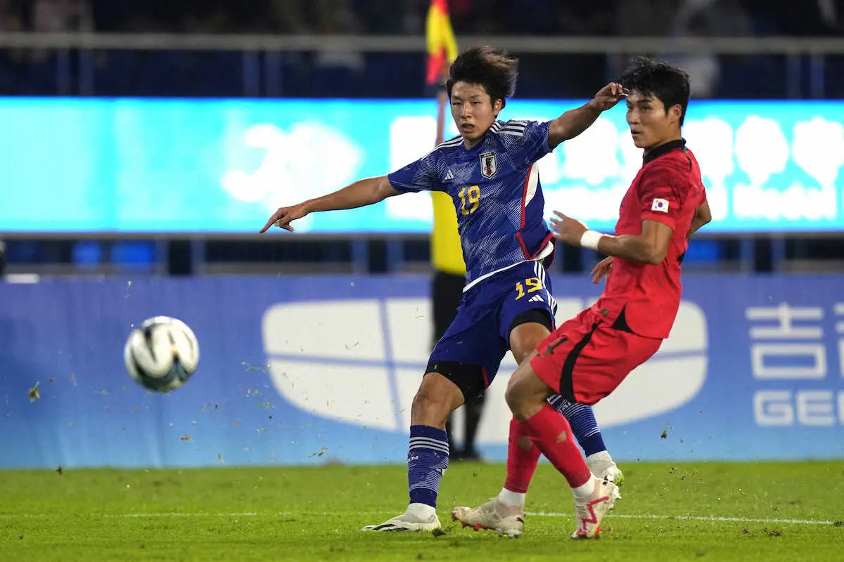 ＜杭州アジア大会男子サッカー決勝　U22日本―U24韓国＞前半、先制ゴールを決めたFW内野（左）（AP）