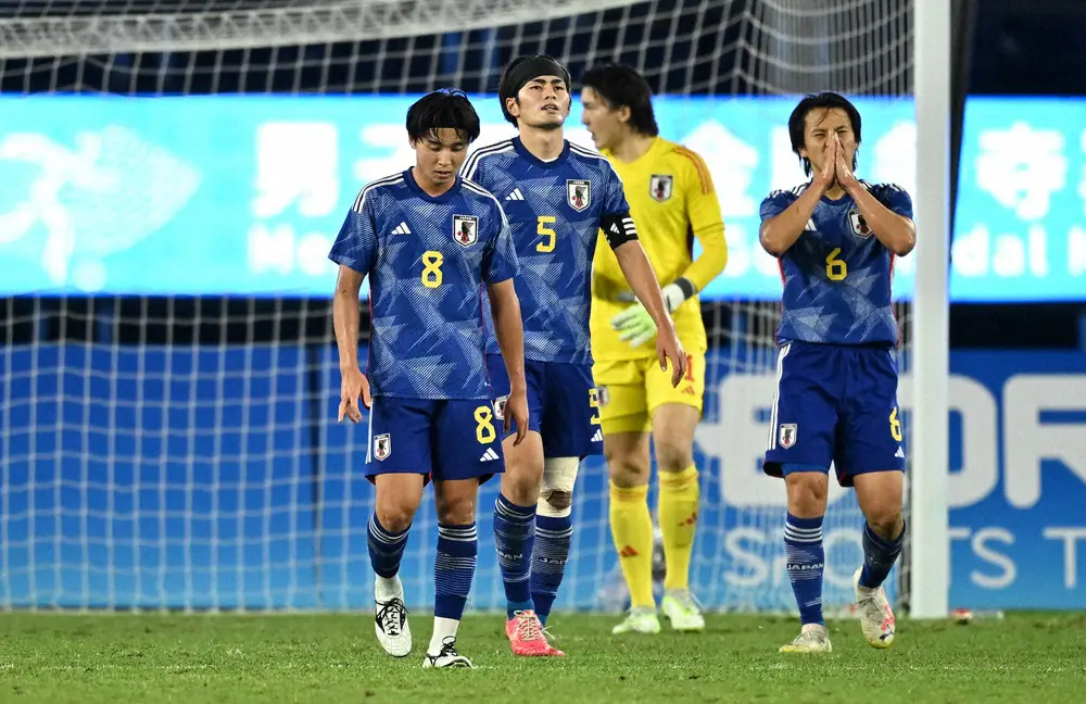 ＜杭州アジア大会男子サッカー決勝　U22日本―U24韓国＞後半、逆転ゴールを許し落胆するU22日本代表イレブン（ロイター）
