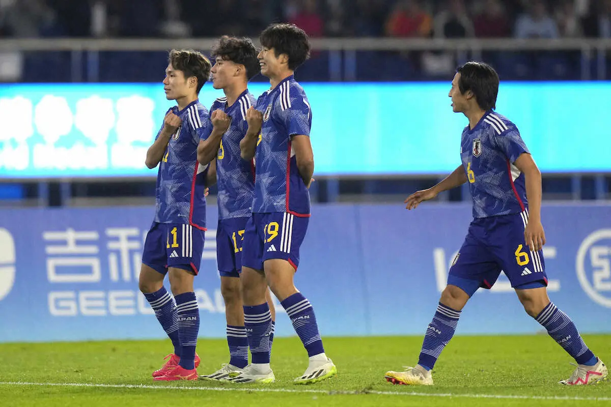 ＜杭州アジア大会男子サッカー決勝　U22日本―U24韓国＞前半、先制ゴールを決めパフォーマンスを見せるFW内野（右から2人目）ら（AP）