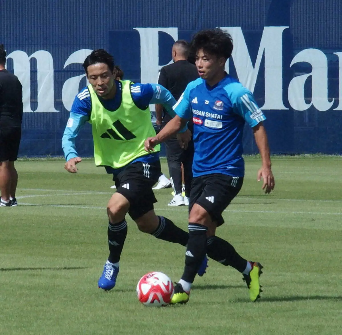 MF吉尾（右）とボールを競り合う横浜のMF水沼（左）
