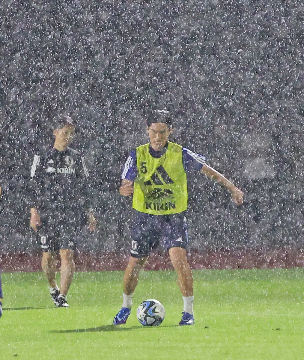 ＜サッカー日本代表練習＞大雨の中、練習に汗を流す南野（右）（撮影・西海健太郎）