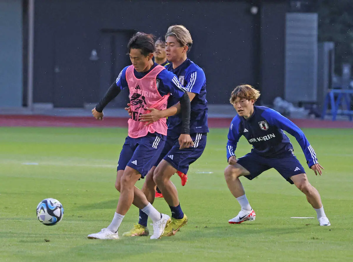＜サッカー日本代表練習＞競り合う毎熊（左）（撮影・西海健太郎）
