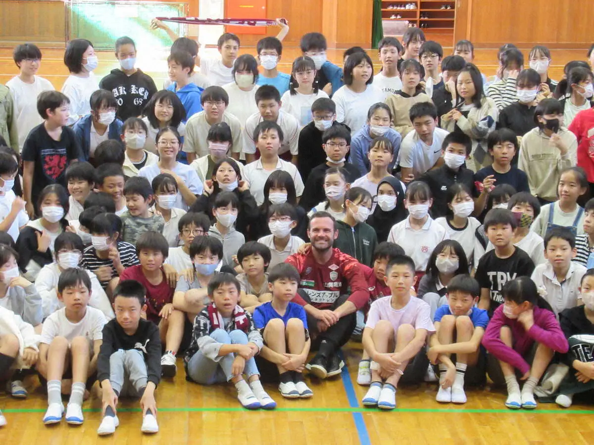 神戸の元スペイン代表MFフアン・マタ　神戸市内の学校訪問「こういう活動は大好き」