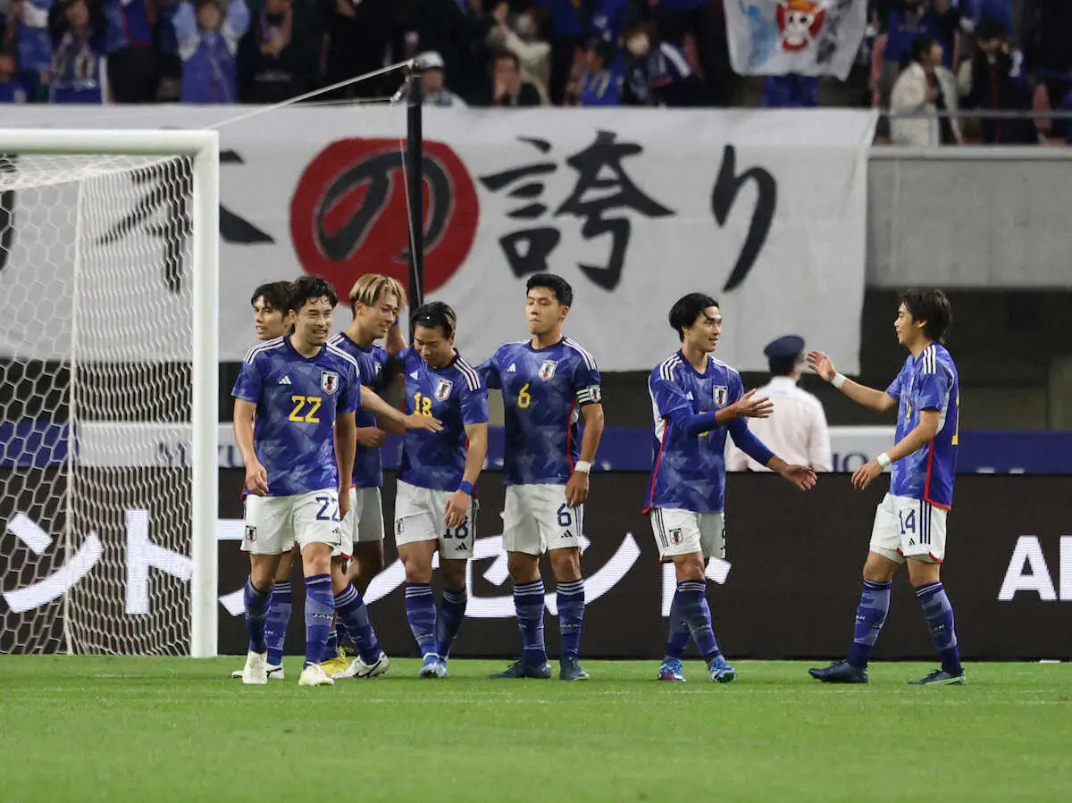 ＜日本・カナダ＞前半、チーム3点目を決めた中村敬（左から3人目）を祝福する日本代表イレブン（撮影・小海途　良幹）