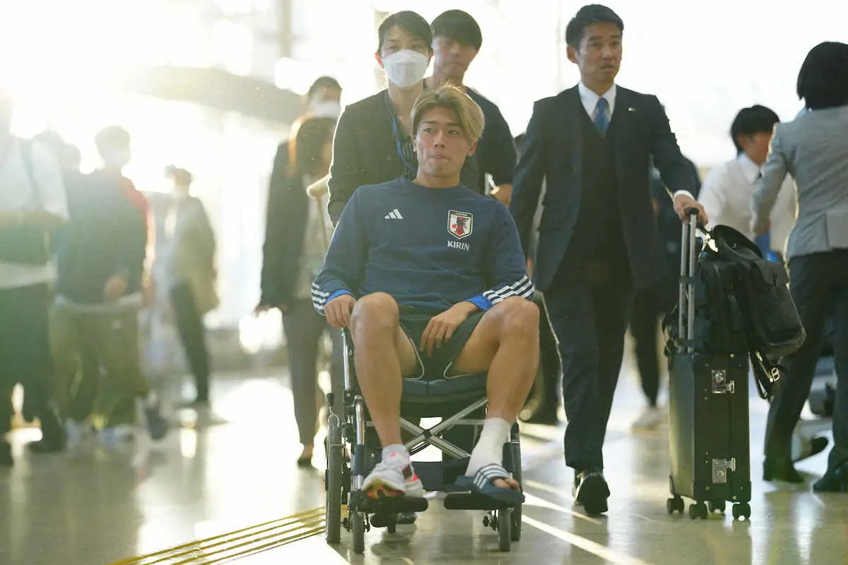 ＜日本代表移動＞車椅子に乗り神戸に向かう中村敬（手前）（撮影・小海途　良幹）