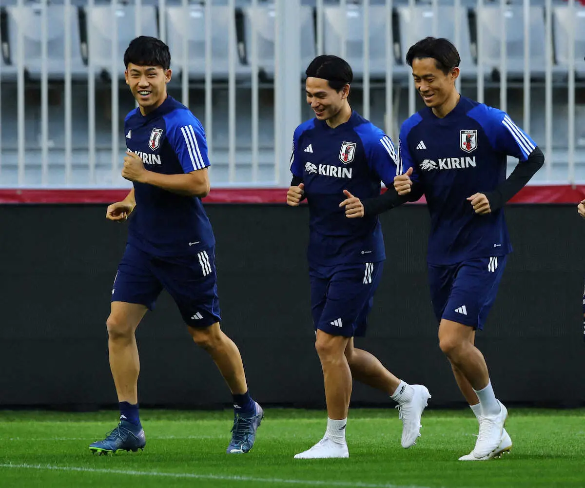 ＜サッカー日本代表練習＞　並んでランニングする（左から）遠藤、南野、毎熊　（撮影・後藤　大輝）　