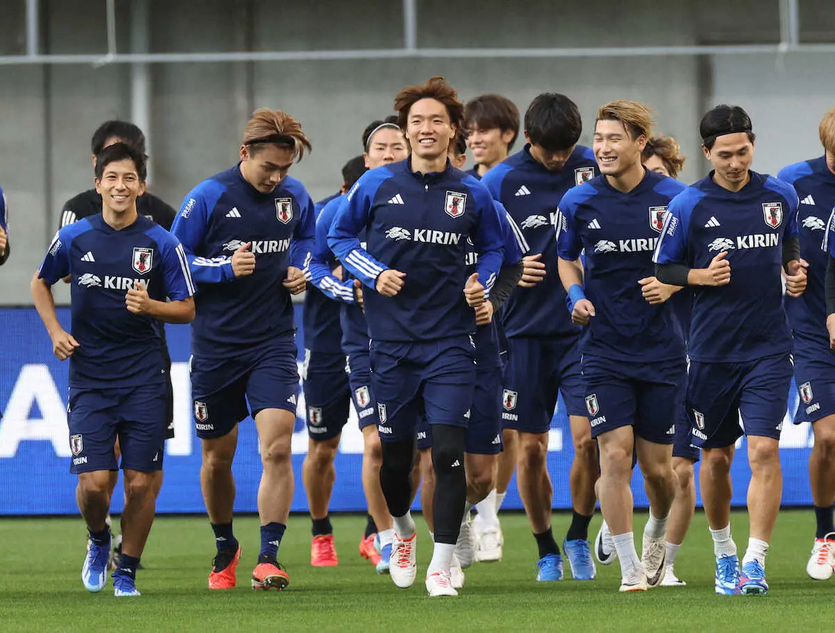 ＜サッカー日本代表　練習＞ランニングする板倉（中）、奥抜（左）ら（撮影・西海健太郎）