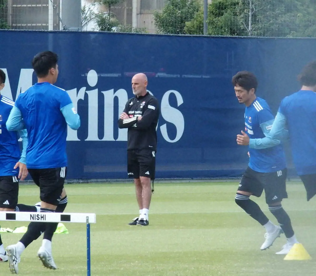 練習を見守る横浜のマスカット監督（中央）右はDF實藤